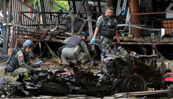 Thai soldiers inspect a blast site in Pattani (Reuters/Surapan Boonthanom)