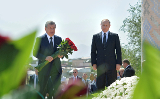 Russian President Putin and Uzbek Prime Minister Mirzioyev at the grave of the late President Karimov (Sputnik/Kremlin/Alexei Druzhinin/Reuters)