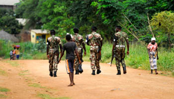 Government troops on patrol in central Mozambique (Reuters/Grant Lee Neuenburg)