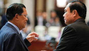 Thailand's Prime Minister Prayuth Chan-ocha (R) talks to Cambodia's Prime Minister Hun Sen (Reuters/Damir Sagolj)