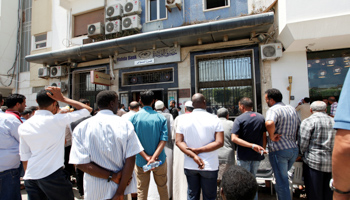 People queue to withdraw money at a bank in Tripoli (Reuters/Ismail Zitouny)