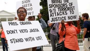 Protesters against President Barack Obama's threatened veto of the Justice Against Sponsors of Terrorism Act (Reuters/Gary Cameron)