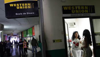 Women stand at the entrance of a Western Union office in Havana (Reuters/Enrique De La Osa)