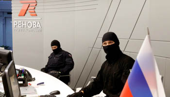 Members of Russia's FSB security service are seen in the offices of Renova (Reuters/Sergei Karpukhin)