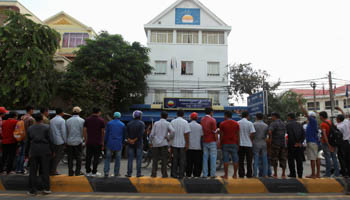 Supporters of the Cambodia National Rescue Party, stand in front of the CNRP headquarters as they listen to leader Kem Sokha (Reuters/Samrang Pring)