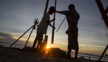 Workers extracting crude oil Rakhine state, Myanmar (Reuters/Soe Zeya Tun)