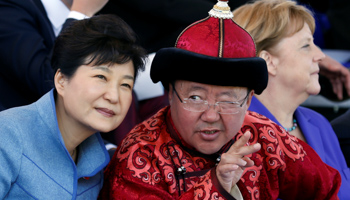 Mongolian President Tsakhiagiin Elbegdorj, right, talks to South Korean President Park Geun-hye (Reuters/Bazarsukh Rentsendorj)