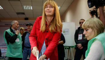 Sandra Saakashvili-Roelofs of the United National Movement votes in the October 8 parliamentary elections (Reuters/David Mdzinarishvili)