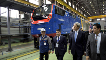 US Secretary of State John Kerry tours the Kazakhstan Temir Zholy locomotive plant in Astana (Reuters/Brendan Smialowski)