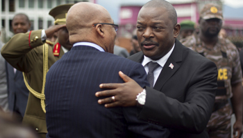 Burundi's President Pierre Nkurunziza, right, embraces his South African counterpart Jacob Zuma as he departs from an Africa Union-sponsored dialogue (Reuters/Evrard Ngendakumana)