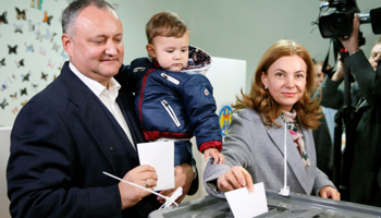 Igor Dodon, accompanied by his wife Galina and son Nikolai, casts his vote (Reuters/Gleb Garanich)