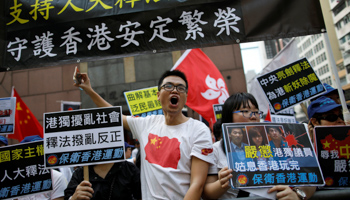 Pro-China supporters rally in Hong Kong (Reuters/Tyrone Siu)