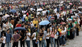 Peolple line up at a job fair in Manila (Reuters/Romeo Ranoco)