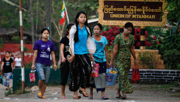 Workers from Myanmar's Mon State cross the border at Sangkhlaburi to work in Thailand (Reuters/Sukree Sukplang)