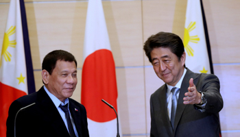Philippine President Rodrigo Duterte, left, with Japan's Prime Minister Shinzo Abe (Reuters/Eugene Hoshiko)