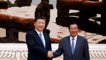 Chinese President Xi Jinping, left, and Cambodian Prime Minister Hun Sen  (Reuters/Samrang Pring)