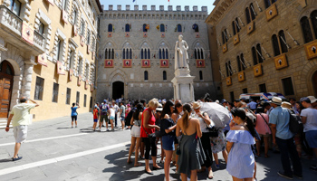 The entrance of Monte dei Paschi bank headquater, Siena, Italy (Reuters/Stefano Rellandini)