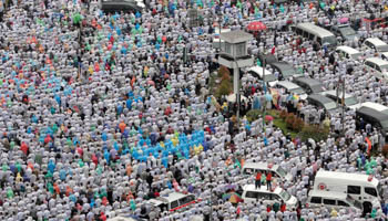 Indonesian Muslims praying at the December 2 Islamist rally (Reuters/Beawiharta)