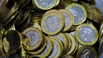 Kenya 10-shillings coins are seen in a cashier's booth at a forex exchange bureau in Nairobi (Reuters/Thomas Mukoya)