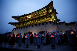 Buddhist monks and nuns at a protest calling for President Park Geun-hye to step down (Reuters/Kim Kyung)