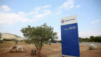 Anglo American sign board outside the Mogalakwena platinum mine in Mokopane, Limpopo province, South Africa (Reuters/Siphiwe Sibeko/File Photo)