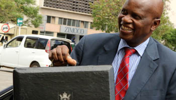 Minister of Finance Patrick Chinamasa carries the briefcase containing the 2017 National Budget at the Parliament in Harare, Zimbabwe (Reuters/Philimon Bulawayo)