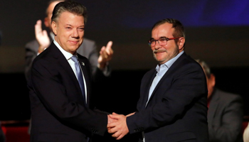 Colombia's President Juan Manuel Santos, left, and Marxist FARC rebel leader Rodrigo Londono (Reuters/Jaime Saldarriaga)