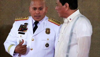 Philippine President Duterte talks to National Police chief Rosa in Manila, Philippines (Reuters/Romeo Ranoco)