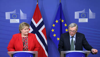 European Commission President Jean-Claude Juncker and Norway's Prime Minister Erna Solberg (L) in Brussels (Reuters/Francois Lenoir)