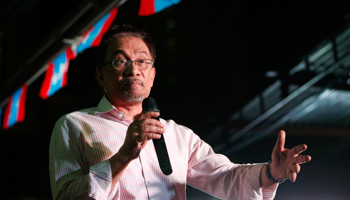 Malaysian opposition leader Anwar Ibrahim addresses a rally in 2015 (Reuters/Olivia Harris)