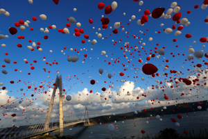 Balloons are released during the opening ceremony of the Yavuz Sultan Selim bridge (Reuters/Murad Sezer)