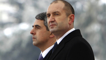 Bulgaria's President-elect Rumen Radev and outgoing President Rosen Plevneliev (Reuters/Oleg Popov/Pool)