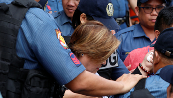 Policemen escort Philippine Senator Leila De Lima after appearing in court in Muntinlupa, Metro Manila (Reuters/Erik De Castro)