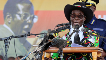 President Robert Mugabe speaks to supporters gathered to celebrate his 93rd birthday, February 2017 (Reuters/Philimon Bulawayo)