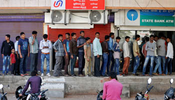People queue outside an ATM of State Bank of India to withdraw cash in Ahmedabad, India, November 27, 2016. (Reuters/Amit Dave)