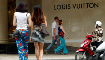 People in front of the luxury Trang Tien Plaza shopping mall in Hanoi (Reuters/Kham)