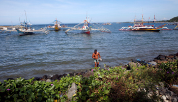 A fisherman preparing to fish at disputed Scarborough Shoal at the shore of the village of Cato in Infanta, Philippines (Reuters/Erik De Castro)