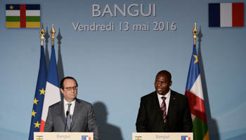 French President Francois Hollande and Central African Republic President Faustin Touadera give a joint statement at the Presidential Palace in Bangui (Reuters/Stephane De Sakutin/Pool)