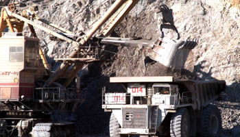 An earthmover dumps copper ore in to a truck in Erdnet, Mongolia (Reuters/Str Old)