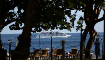 A cruise ship arrives in Havana, Cuba (Reuters/Alexandre Meneghini)