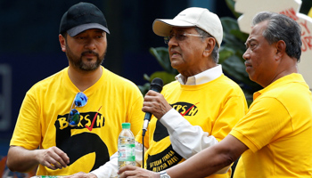 Former Malaysian prime minister Mahathir Mohammad speaks to pro-democracy group Bersih protest in Kuala Lumpur (Reuters/Edgar Su)