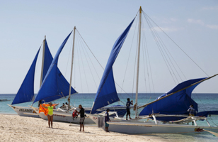 Tourists on the island of Boracay, central Philippines (Reuters/Charlie Saceda)
