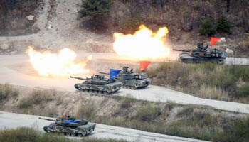South Korean Army and US Army tanks fire live rounds during an April 21 joint live-fire military exercise near the demilitarized zone separating the two Koreas in Pocheon, South Korea (Reuters/Kim Hong)