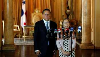 Panama's President Juan Carlos Varela with Spanish Public Works Minster Ana Pastorat a meeting in Panama City (Reuters/Carlos Jasso)
