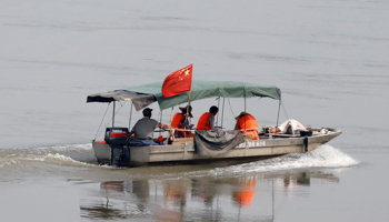 Chinese geologists survey the Mekong River, at the border between Laos and Thailand (Reuters/Jorge Silva)