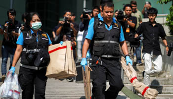 Forensic experts at the Bangkok hospital bombed on Monday (Reuters/Athit Perawongmetha)