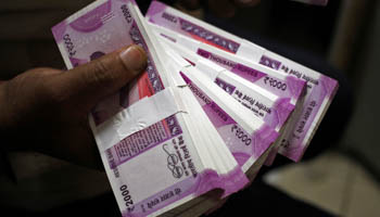 The new 2,000-rupee note (Reuters/Mukesh Gupta/File photo)