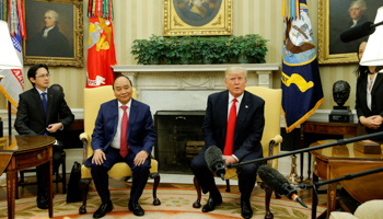 US President Donald Trump welcomes Vietnam's Prime Minister Nguyen Xuan Phuc at the White House in Washington, May 2017 (Reuters/Jonathan Ernst)