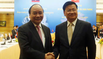 Laos' Prime Minister Thongloun Sisoulith and his Vietnamese counterpart Nguyen Xuan Phuc, Vietnam (Reuters/Kham)
