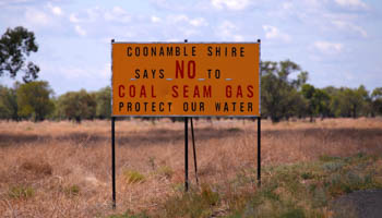 A sign regarding the extraction of coal seam gas stands near the town of Coonamble in north-west New South Wales, Australia, March 17, 2017 (Reuters/David Gray)